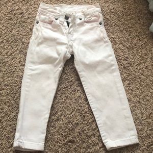 Boy’s white Levi skinny jeans